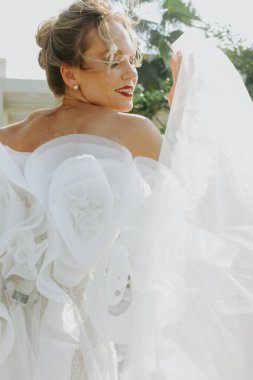 Gün ışığında gelinlik içinde güzel bir gelin 