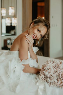 Güzel bir gelinin portresi Kötü ve güzel bir gülümsemenin üzerinde oturuyor 