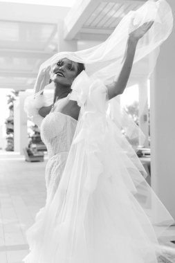 Gelin düğün gününde, vajinası açık havada duygusal poz veriyor. 