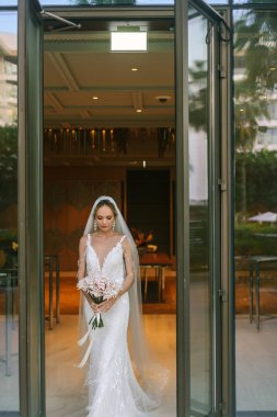 Güzel bir gelin buketi ile 