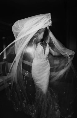 İç kısımda siyah beyaz gelinlik içinde güzel genç bir gelin. 