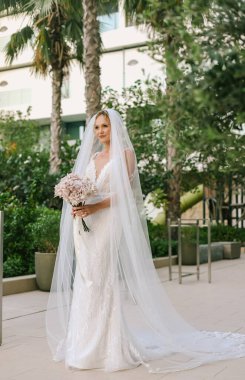 Parkta poz veren güzel gelinlikli gelin portresi.