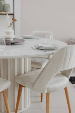 Beyaz renkli rahat masalı modern oturma odasının şık bir iç mekanı.