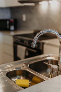 Modern mutfak. Beyaz lavabo.