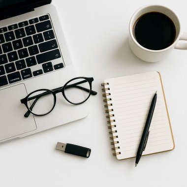 bembeyaz arka planda modern ofis işyeri ile düz konum.