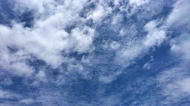 Bulutlu mavi gökyüzü