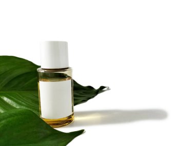 Beyaz etiketli, küçük, berrak bir şişe.