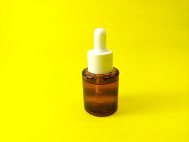 Sarı kapaklı küçük cam şişe.