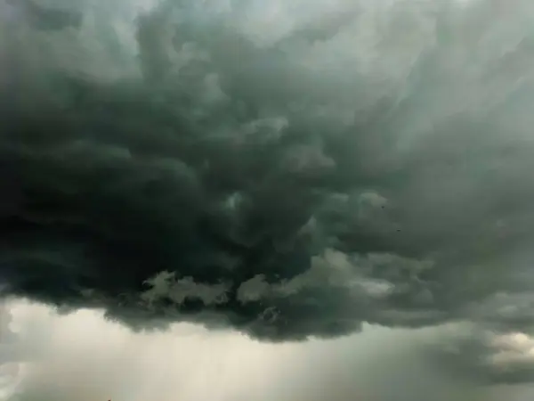 Koyu ve kalın fırtına bulutları
