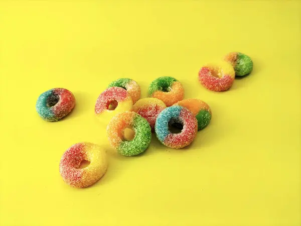 Sarı arkaplanda şekerleme.