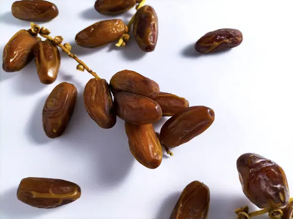  Beyaz üzerine kurutulmuş tarihleri meyve