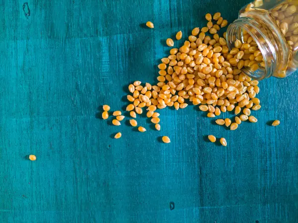 Tahta arka planda mısır taneleri