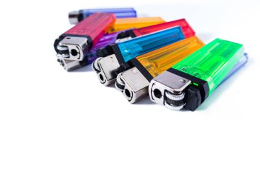 Beyaz üzerine renkli sigara gazı çakmakları