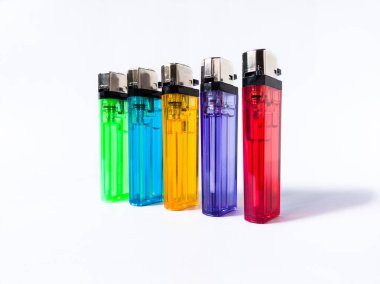 Beyaz üzerine renkli sigara gazı çakmakları