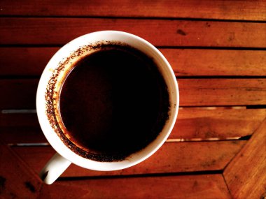 Tahta masada bir fincan kahve.