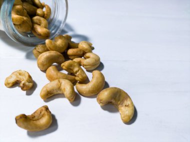 Beyaz masa arka planında kaju fıstığı