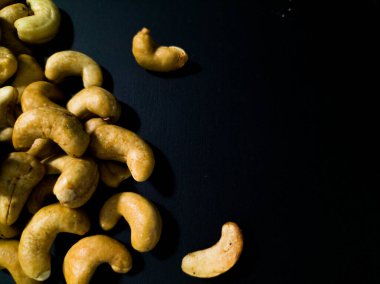 kaju fıstığı siyah arka plan üzerine