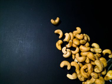 kaju fıstığı siyah arka plan üzerine