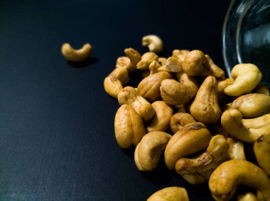 kaju fıstığı siyah arka plan üzerine