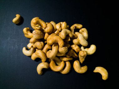 kaju fıstığı siyah arka plan üzerine