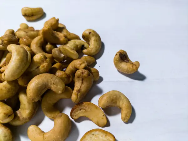 Beyaz masa arka planında kaju fıstığı