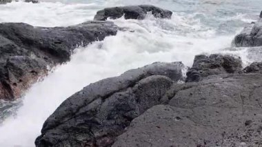 Kayalıklarda küçük dalgalar