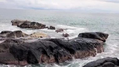 Kayalıklarda küçük dalgalar