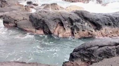 Kayalıklarda küçük dalgalar