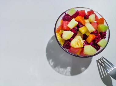 Cam kasede taze meyve salatası.
