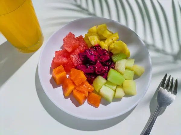 Beyaz plaka üzerinde taze meyve salatası