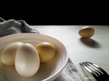 Yumurtalar beyaz ahşap bir yüzeye yerleştirilir.