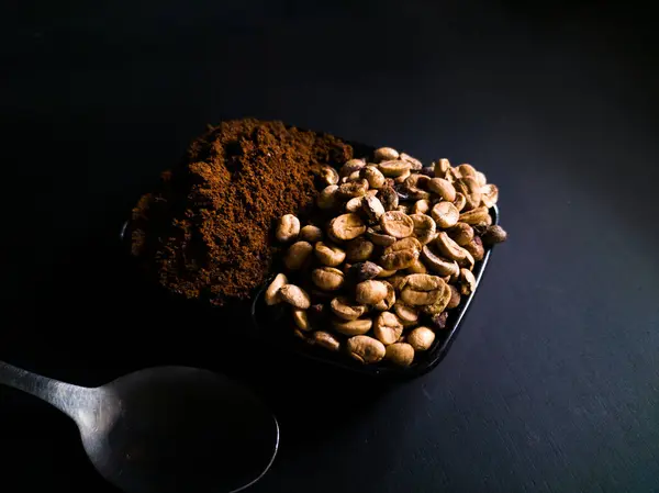 Siyah arka planda kavrulmuş kahve çekirdekleri