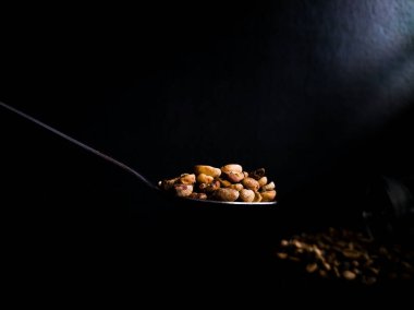 kaşık dolusu kahve çekirdeği.