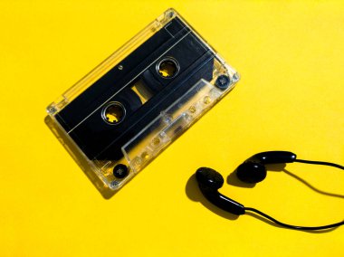 Parlak sarı arkaplana yerleştirilmiş ses kaydı