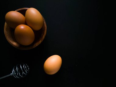 Siyah yüzeye yerleştirilmiş yumurtalar