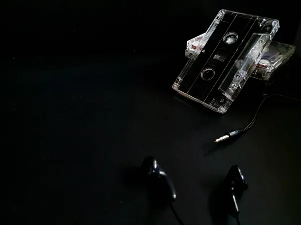 Karanlık bir yüzeyde şeffaf bir ses kaseti.