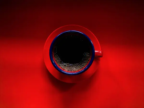 Kırmızı arka planda kırmızı kahve fincanı