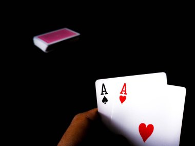 Elinde iskambil kağıtları