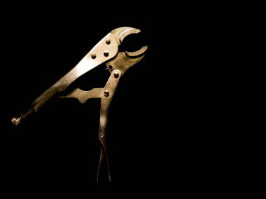 Siyah üzerine ayarlanabilir İngiliz anahtarı pensesi