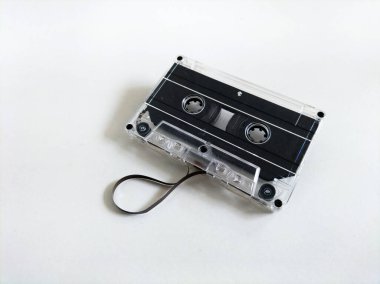 Beyaz arkaplanda plastik ses kasetini temizle