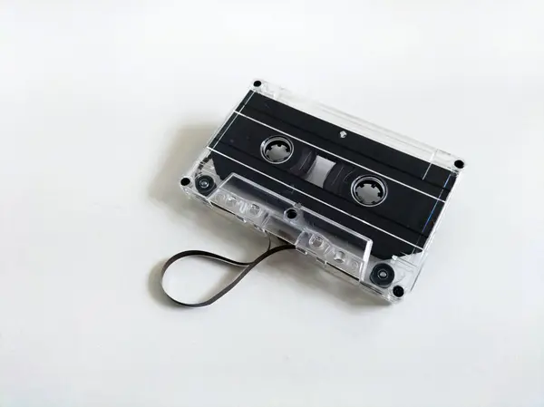 Beyaz arkaplanda plastik ses kasetini temizle