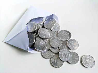 Beyaz arkaplanda para yığını, Endonezya para birimi