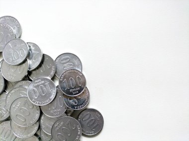 Beyaz arkaplanda para yığını, Endonezya para birimi