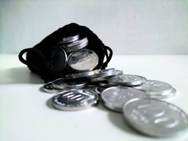 Beyaz arkaplanda para yığını, Endonezya para birimi