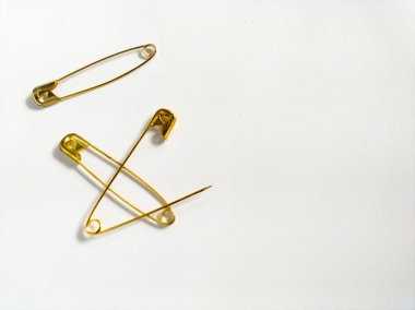 beyaz zemin üzerine emniyet pimleri