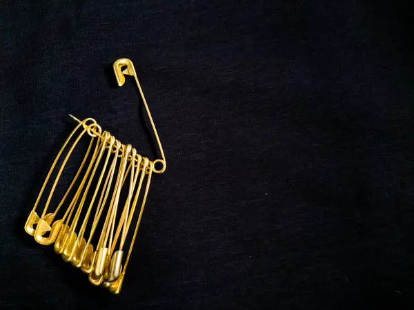 Siyah arkaplanda çengelli iğne