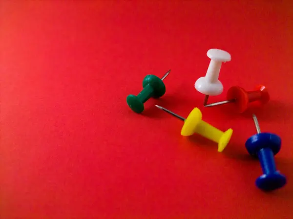 Kırmızı kağıda iğne bastır.