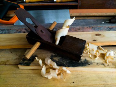 Ahşap arka plan üzerinde marangoz araçları