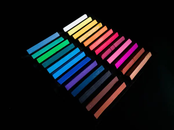 Siyah arkaplanda renkli tebeşirler