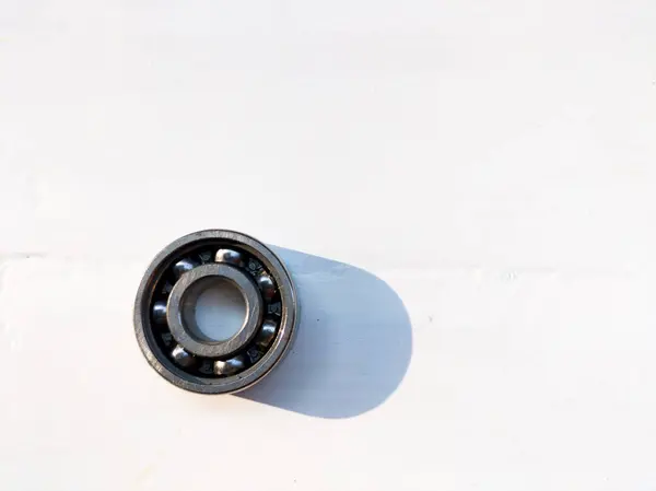 Beyaz arkaplanda küçük top taşıyıcısı